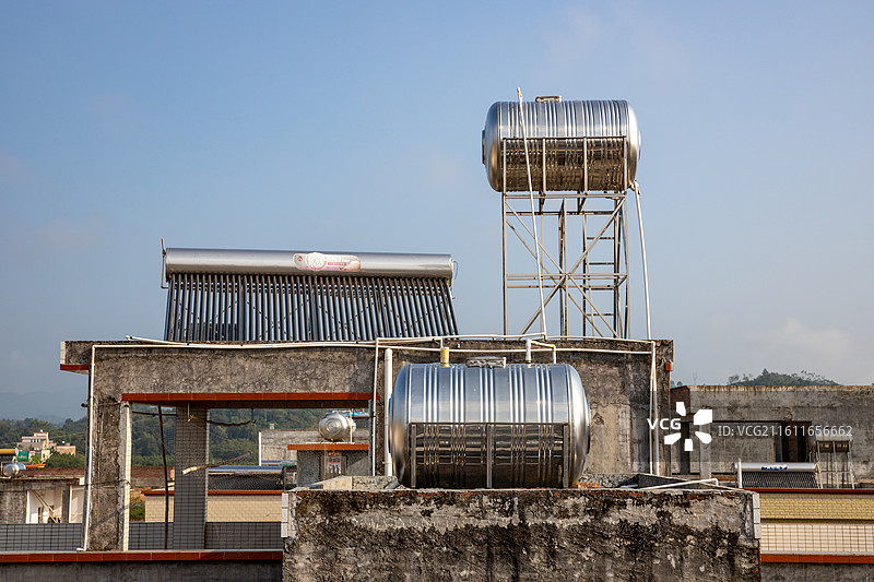 农村自建房屋顶安装的不锈钢储水罐图片素材