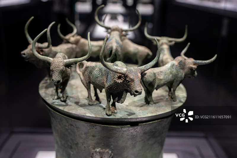 西汉八牛贮贝器：古滇国青铜艺术的巅峰见证图片素材