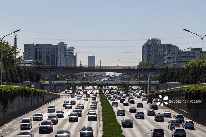 北京城市早高峰主干道交通车流图片素材