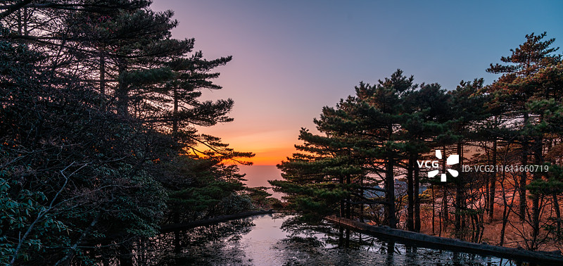 黄山日落（鳌鱼峰、海心亭、光明顶）图片素材