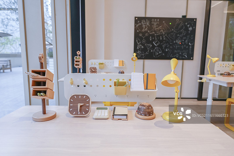 教室，小课桌，学习室，黑板，演讲台，讲话，授课，上课，教课，麦克风，培训机构，教培，开课，补习班，辅图片素材