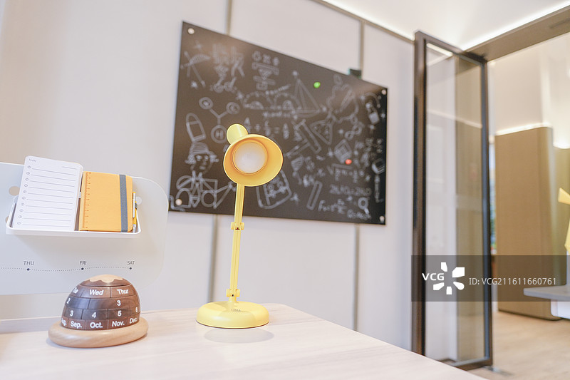 教室，小课桌，学习室，黑板，演讲台，讲话，授课，上课，教课，麦克风，培训机构，教培，开课，补习班，辅图片素材