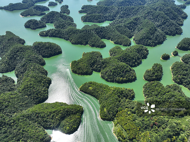 千岛湖航拍翠绿湖湾群峰风光图片素材