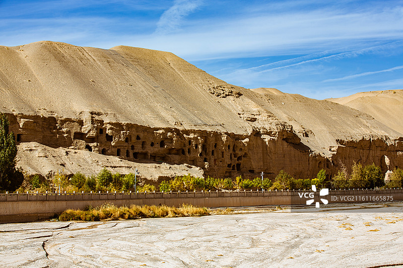 中国甘肃省敦煌市鸣沙山崖壁上的莫高窟遗迹图片素材