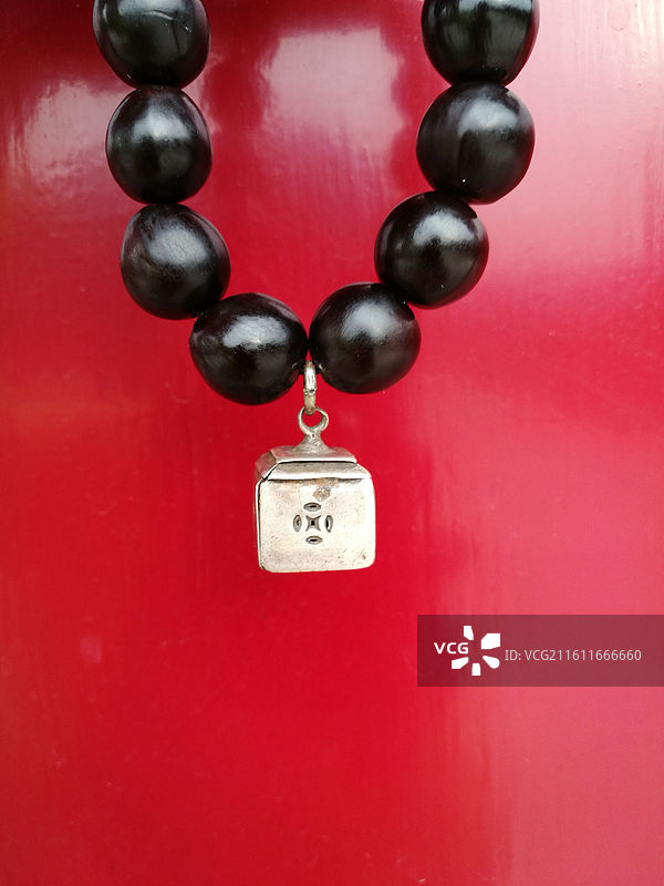 无患子菩提子手串。菩提籽老银印铃铛。老银饰品手链图片素材
