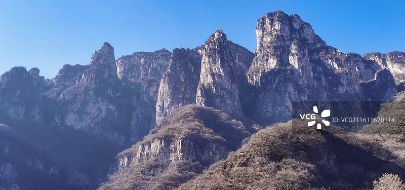 冬季南太行冷峻高耸的山峰图片素材