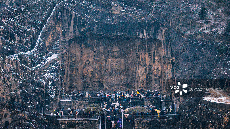 河南洛阳：雪后的龙门石窟图片素材