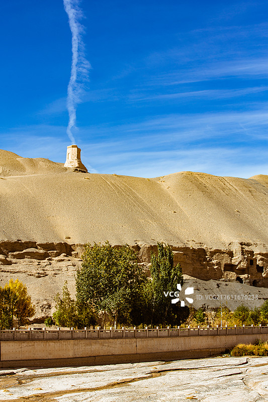 中国甘肃省敦煌市鸣沙山崖壁上的莫高窟遗迹图片素材