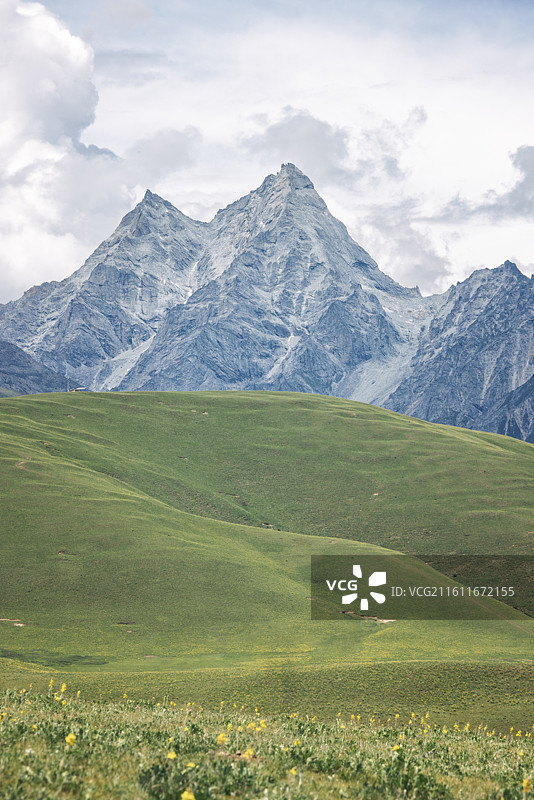 四川甘孜格聂之眼景点山峰与草地图片素材