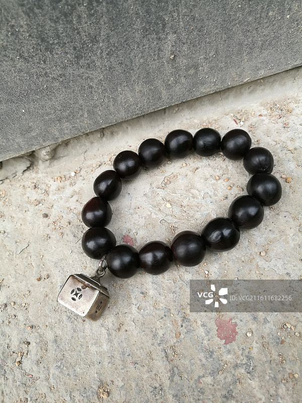 无患子菩提子手串。菩提籽老银印铃铛。老银饰品手链图片素材