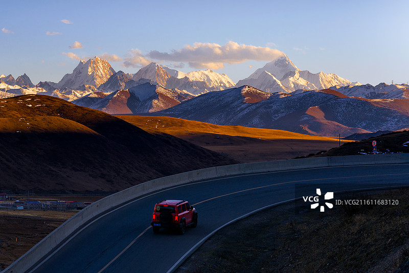 追峰之路图片素材