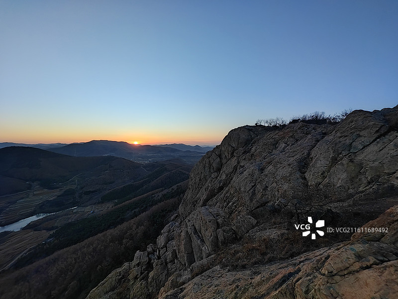 冬天冬至节气，攀爬莒县屋楼崮看日出图片素材
