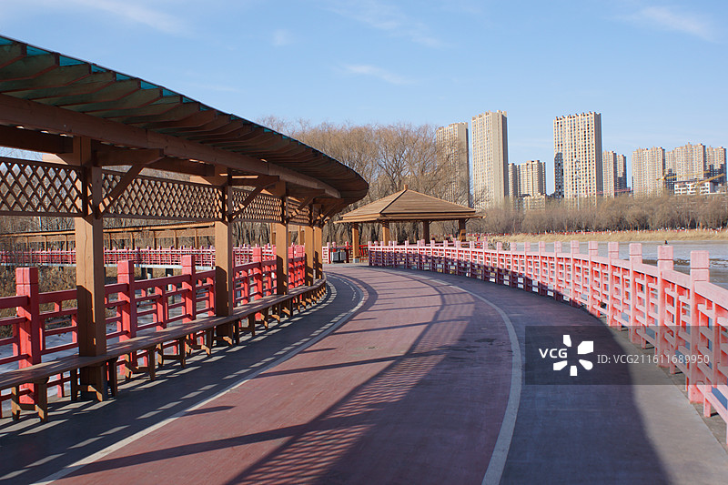 沈阳沈北蒲河生态廊道，蒲河景观路蒲河慢行道，健康步道滨水栈道，沈阳冬季城市风光，运动休闲景点图片素材