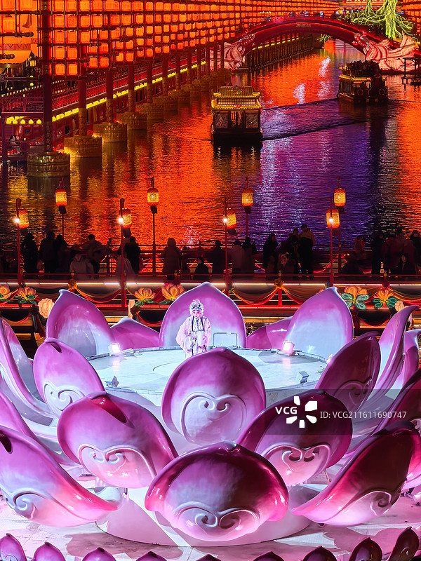 唐山市丰南区河头老街，巨型粉色莲花装置与成片红灯笼建筑群形成鲜明视觉对比图片素材