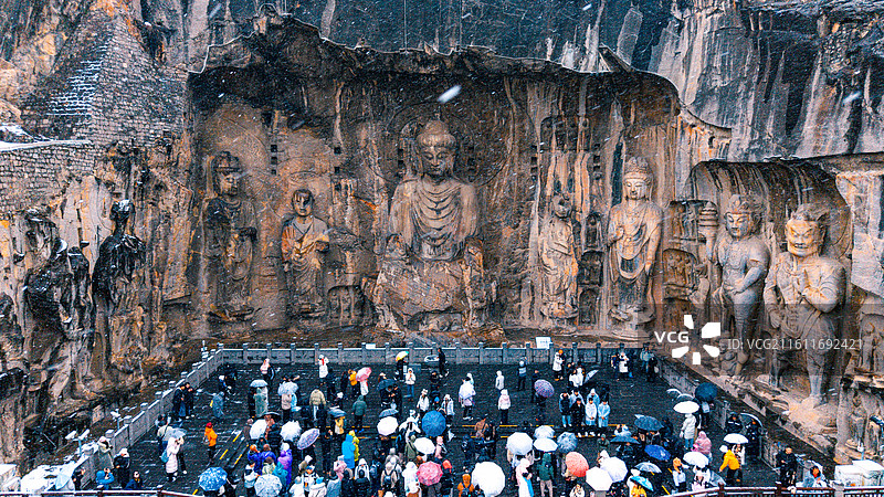 河南洛阳：雪后的龙门石窟图片素材