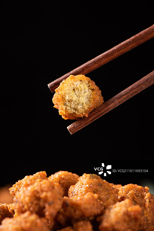 筷子上的炸丸子特写图片素材
