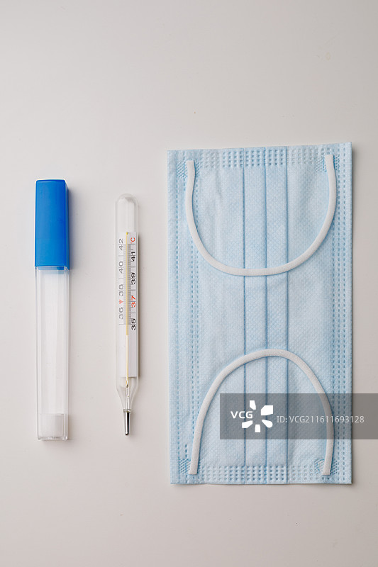 医疗用品水银体温计与口罩图片素材