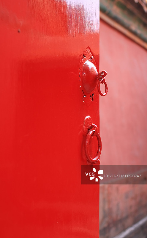 半开的朱漆大门图片素材