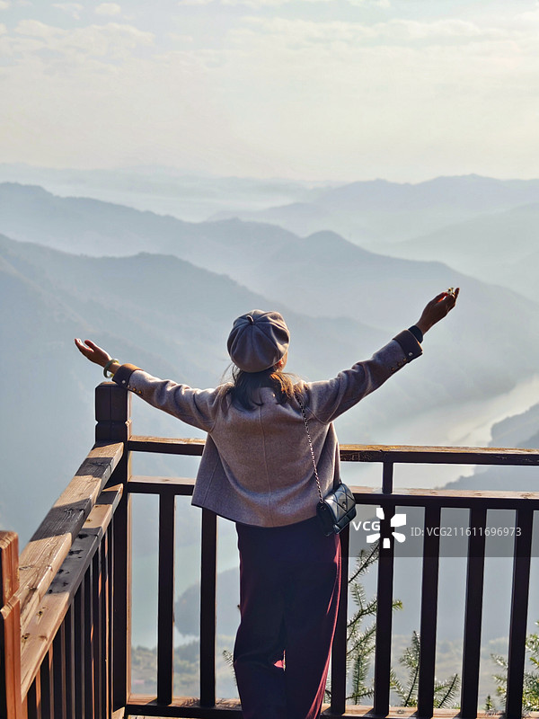 山巅之拥 站在山巅，张开双臂拥抱晨雾缭绕的群山，这一刻，心也跟着云海一起飘向远方。摄于双牌县云台山！图片素材