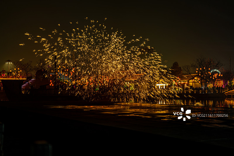 河南开封清明上河园打铁花表演图片素材