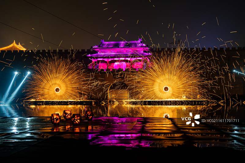 河南开封清明上河园打铁花表演图片素材