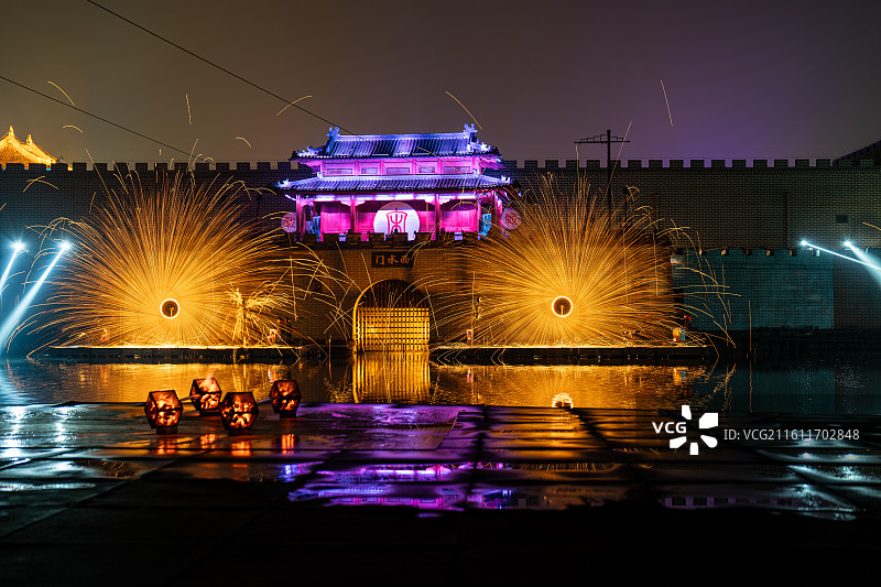 河南开封清明上河园打铁花表演图片素材