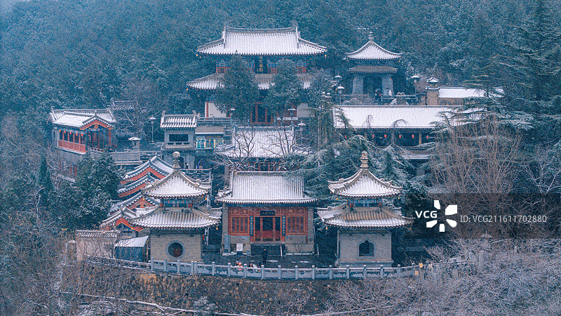 河南洛阳：雪后的龙门石窟图片素材