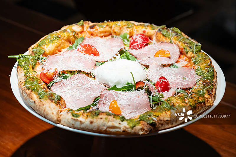 牛肉火腿披萨 马苏里拉奶酪 芝麻菜 罗勒酱  特写 圣诞节 美食图片素材