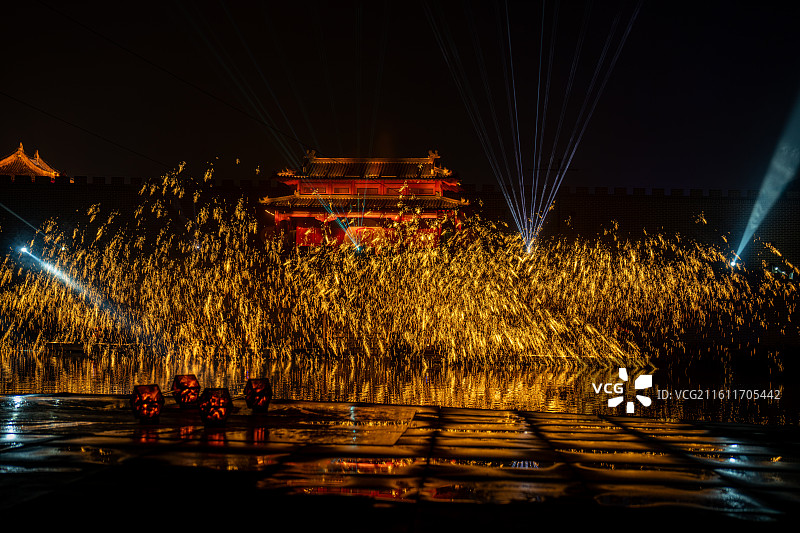 河南开封清明上河园打铁花表演图片素材