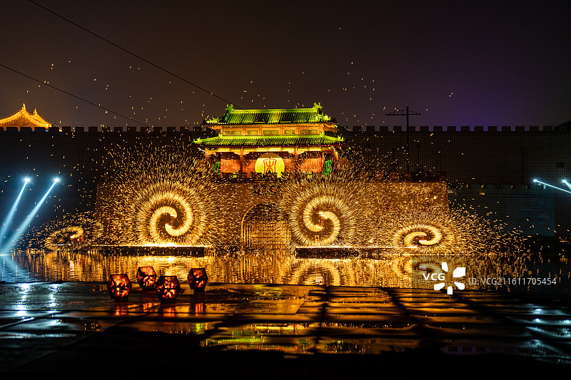 河南开封清明上河园打铁花表演图片素材