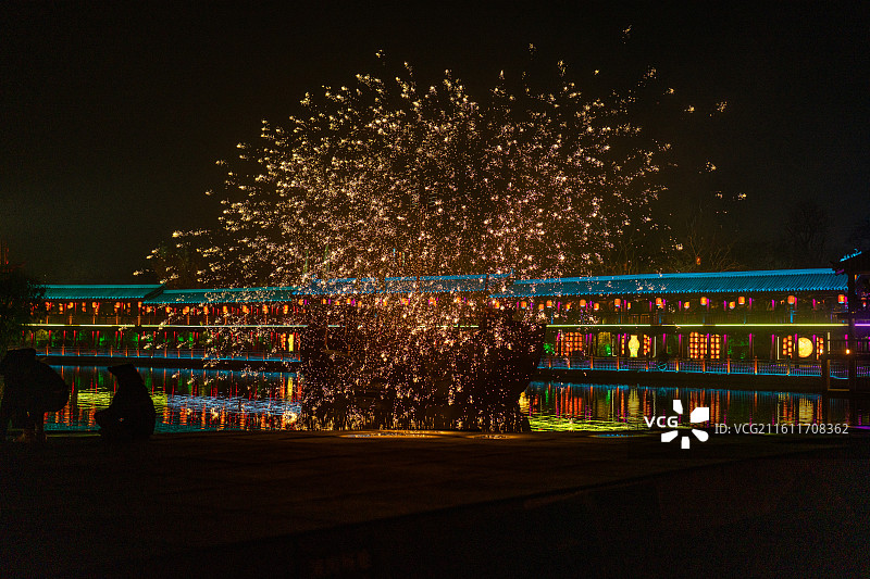 河南开封清明上河园打铁花表演图片素材