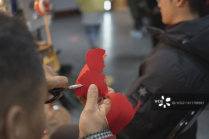 非遗手工艺剪影创作现场图片素材