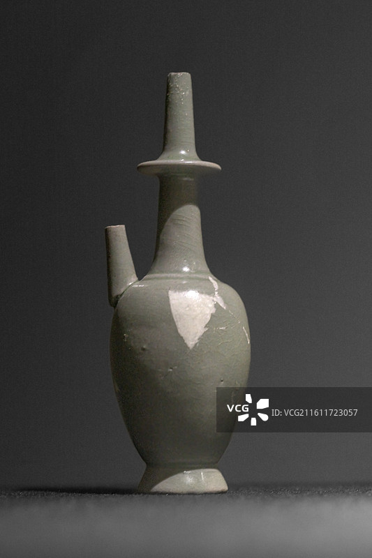 越窑青釉净瓶_南宋_浙江大学考古与艺术博物馆_繁花技艺_南宋花器的修复与美学图片素材