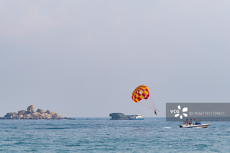 海上娱乐项目，彩虹拖伞图片素材