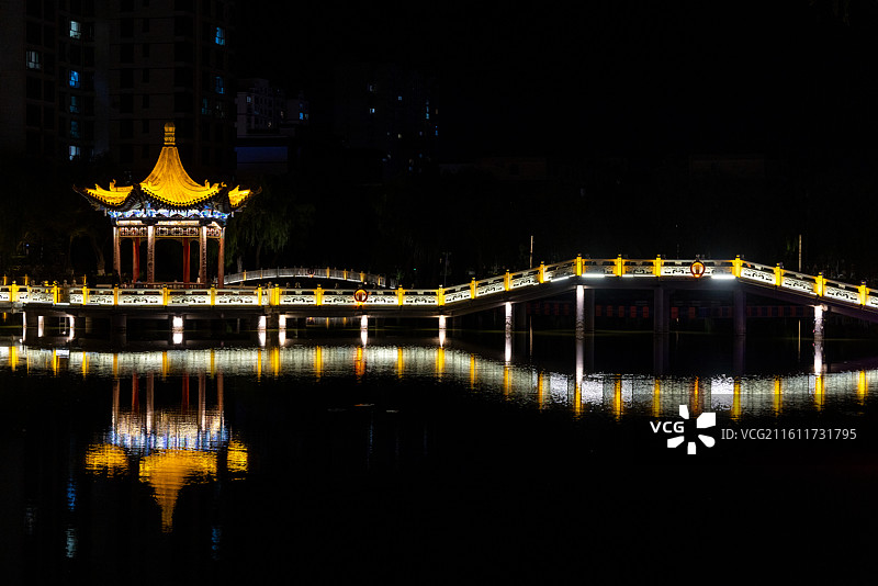 甘肃张掖甘州区 甘泉公园芦苇湖夜景风光图片素材