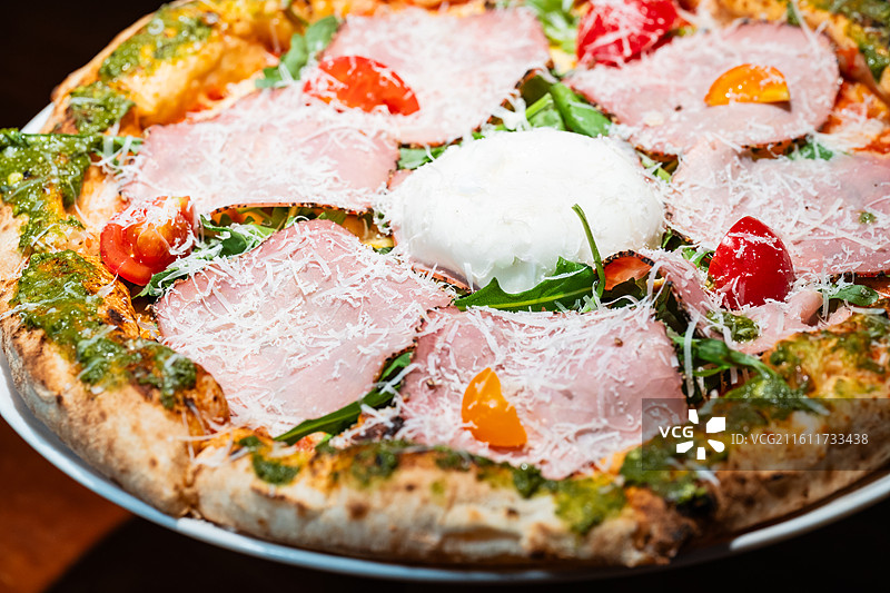 牛肉火腿披萨 马苏里拉奶酪 芝麻菜 罗勒酱  特写 圣诞节 美食图片素材