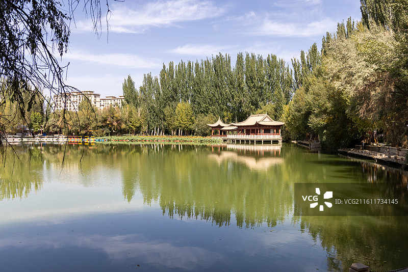 甘肃酒泉肃州区酒泉公园内的湖滨风光图片素材