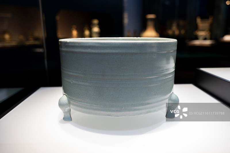 北宋汝窑淡天青釉弦纹三足樽式炉图片素材