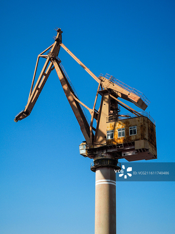 大型起重机吊车光影特写图片素材