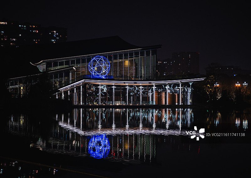 成都2025双年展户外装置之月茧夜景图片素材