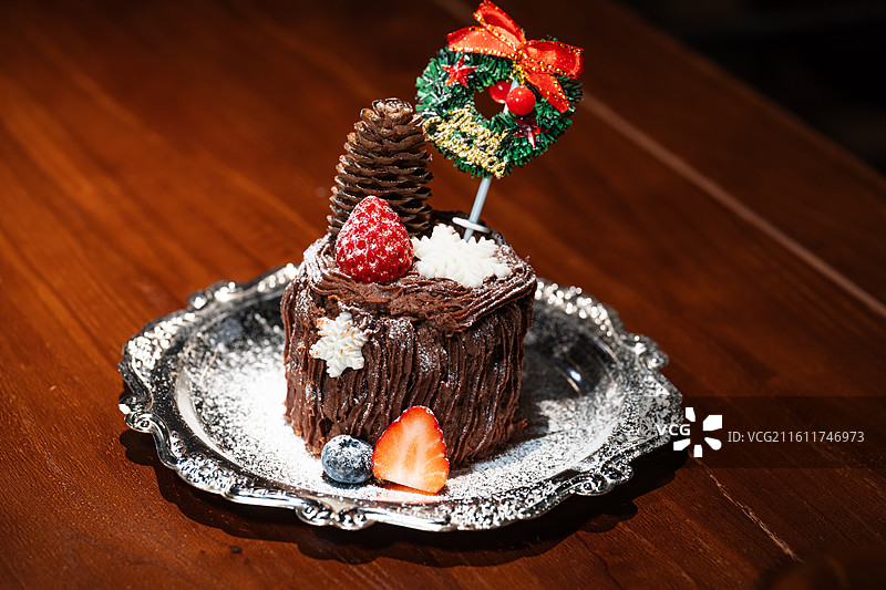 圣诞节 圣诞美食 甜品 巧克力 蓝莓 草莓 松果圣诞树蛋糕 电商 糕点图片素材