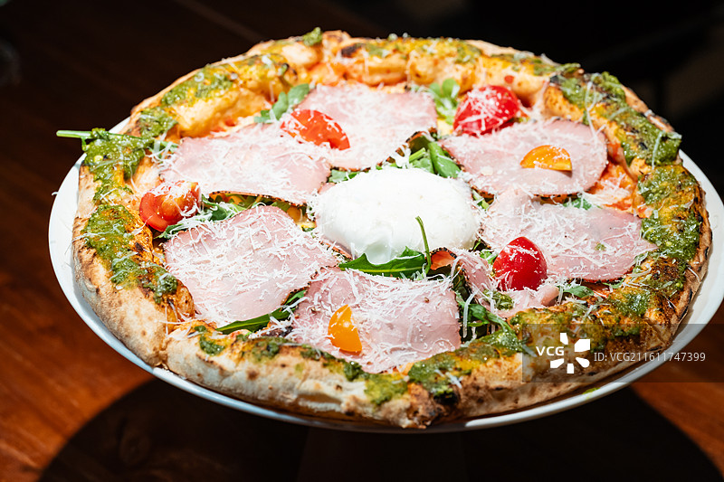牛肉火腿披萨 马苏里拉奶酪 芝麻菜 罗勒酱  特写 圣诞节 美食图片素材
