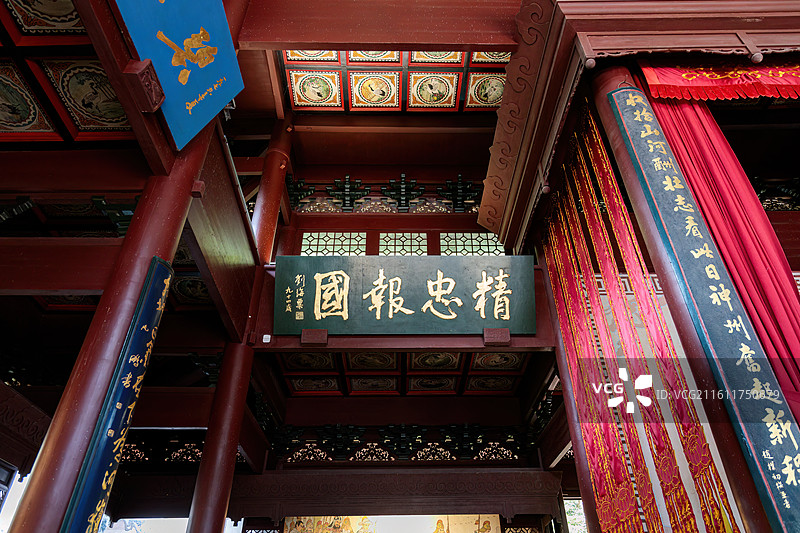 浙江省杭州市岳王庙大殿里刘海粟题写的“尽忠报国”匾图片素材