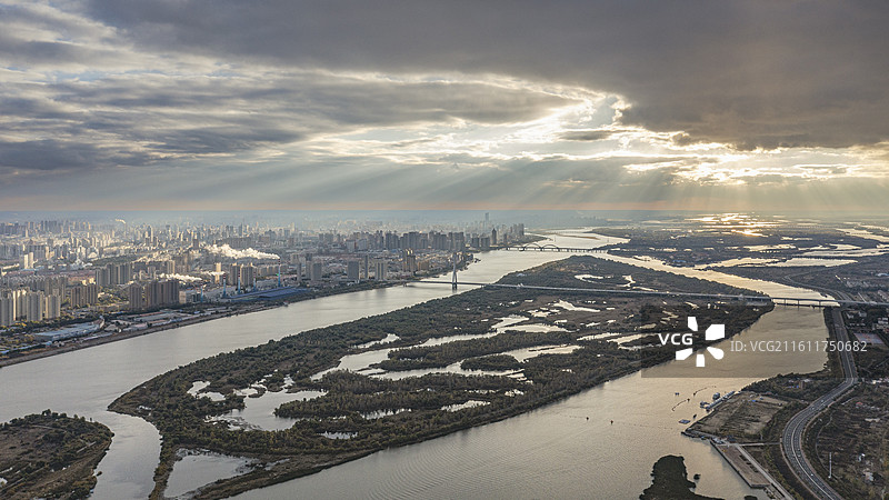 哈尔滨松花江，江心沙洲和江南城区云隙光高空航拍视角图片素材