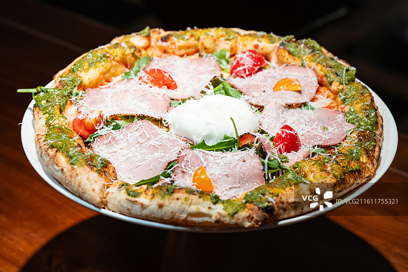 牛肉火腿披萨 马苏里拉奶酪 芝麻菜 罗勒酱  特写 圣诞节 美食图片素材