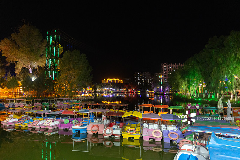 甘肃张掖甘州区 甘泉公园芦苇湖停靠的游船图片素材