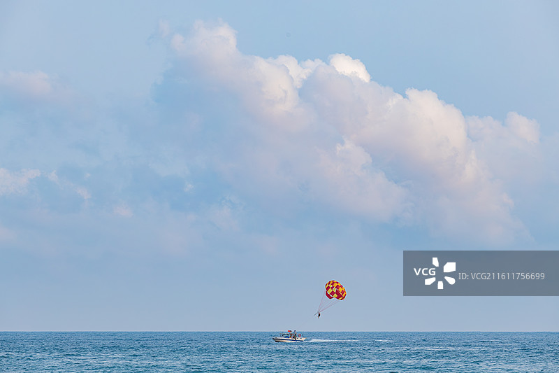 海上娱乐项目，彩虹拖伞图片素材