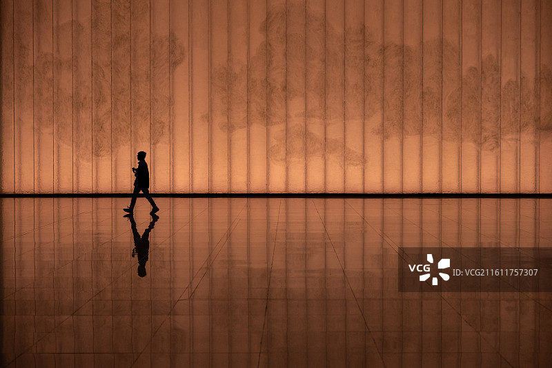 上海博物馆东馆光影中的人物剪影图片素材