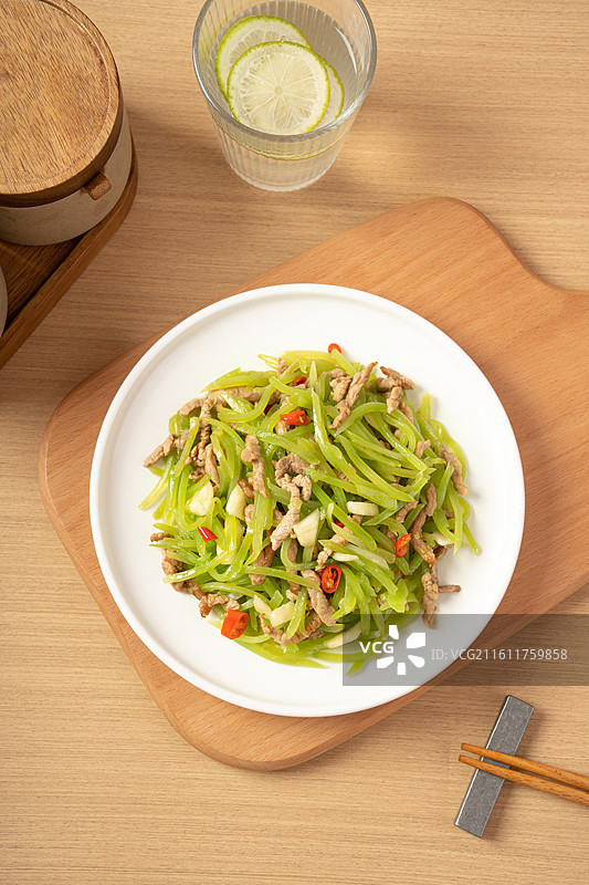 盘子里的莴笋炒肉丝图片素材