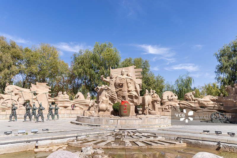 甘肃酒泉肃州区酒泉公园里的霍去病倒酒入泉雕塑图片素材